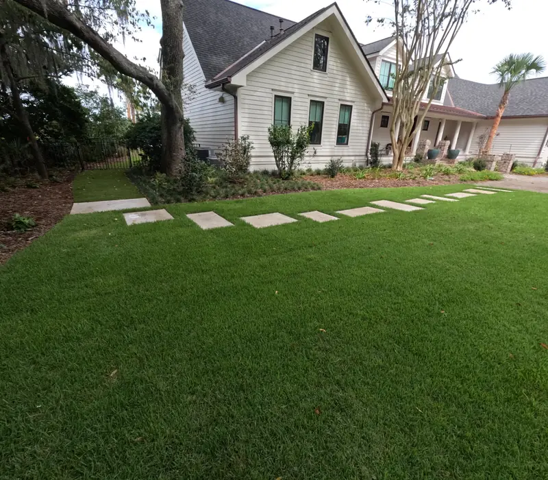 Stepping stone lawn pathway in Charleston, SC