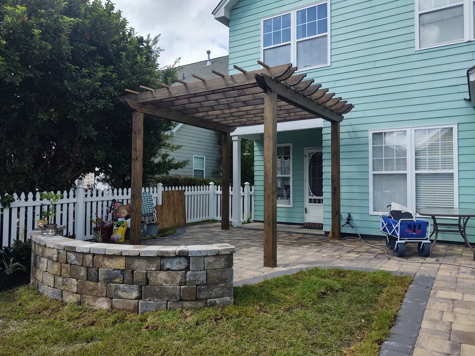Open pergola with a seating wall in Daniel Island, SC