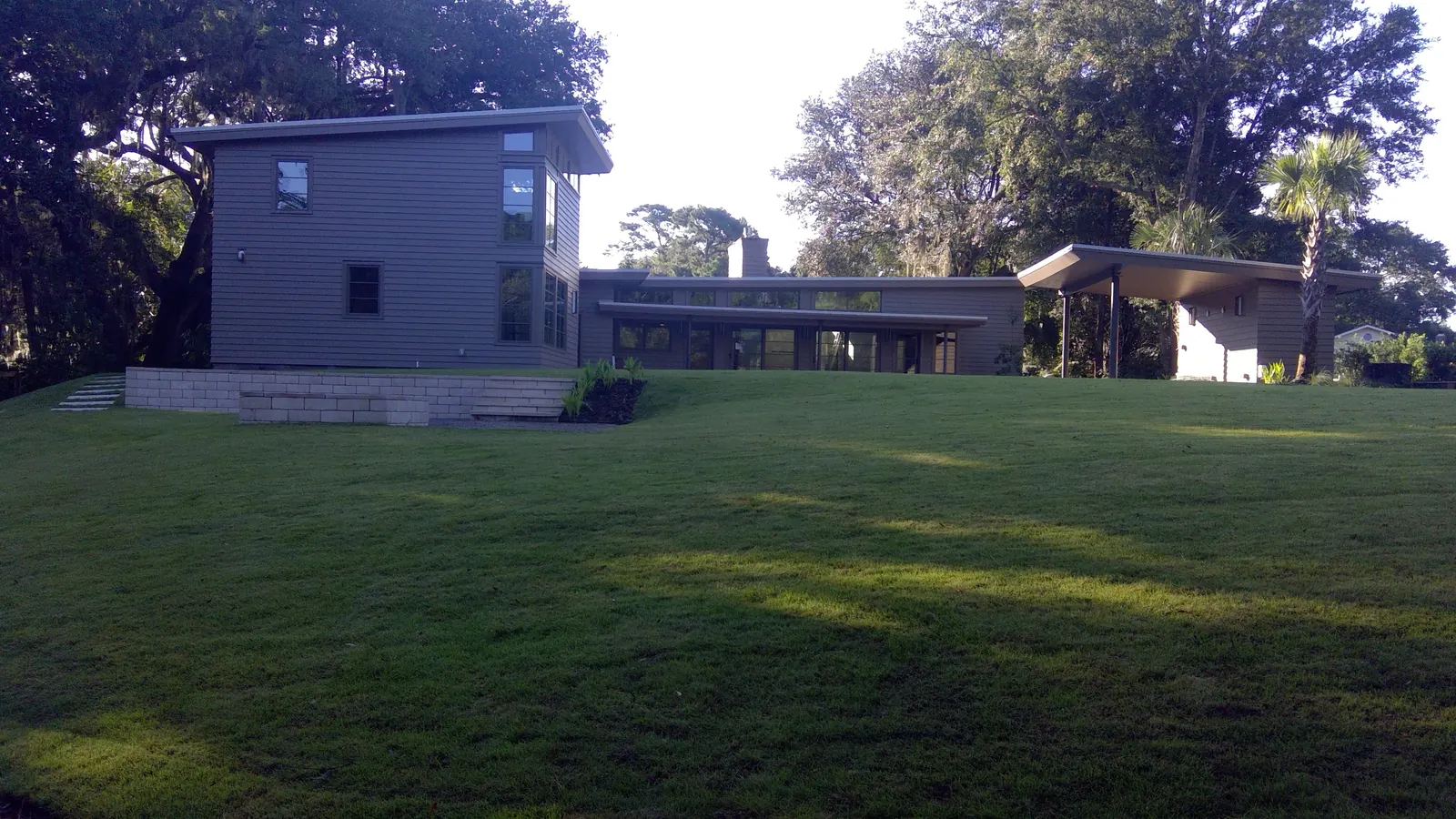 Luxury modern home backyard lawn in Mount Pleasant, SC Luxury modern home backyard lawn in Mount Pleasant, SC